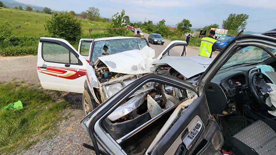 Feci kazada otomobiller kafa kafaya çarpıştı: 1 ölü, 4 yaralı