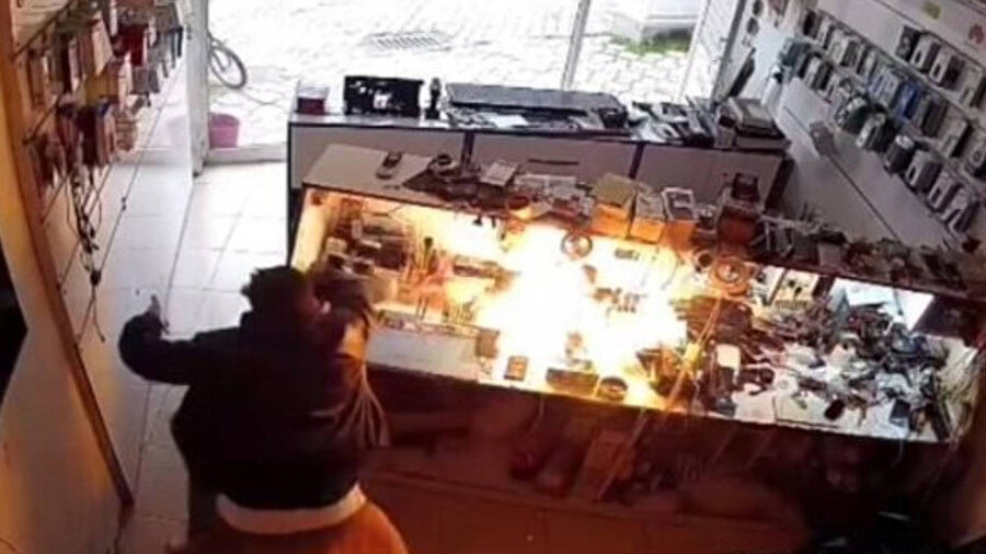 ​Cep telefonu bataryası tamir sırasında alev aldı.