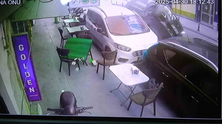 Park halindeki araçlara carpan cip yan yattı: İşte o anlar