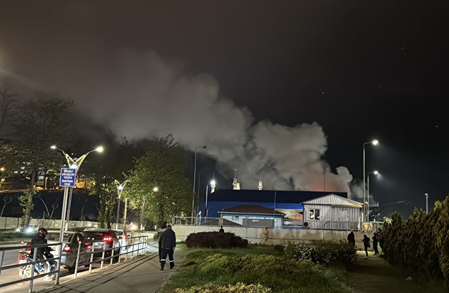 Limanda korkutan yangın: İş makinesi kül oldu