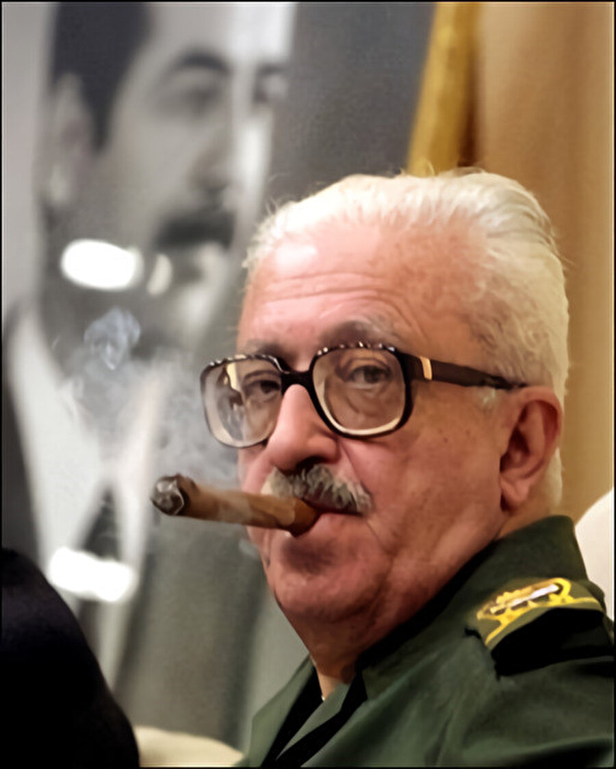 Kendisiyle özdeşleşen siyah çerçeveli gözlüğü ve purosuyla Tarık Aziz.