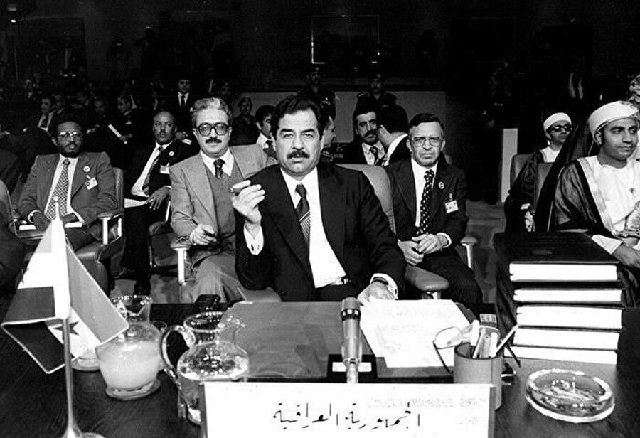 Aziz 1957'de, Irak monarşisinin askerî bir darbeyle Irak'ı cumhuriyete dönüştürmesinden sadece bir yıl önce Baas Partisi'ne katıldı.