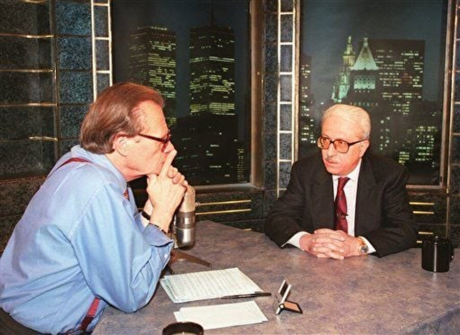 Irak Başbakan Yardımcısı Tarık Aziz’in 13 Kasım 1997'de New York'ta Larry King'e verdiği röportaj, Saddam Hüseyin'in BM ekibindeki Amerikalılara derhal geri çekilme emrini vermesinin ardından BM'nin Irak'taki tüm silah müfettişlerini geri çekmesi sırasında gerçekleşmişti.
