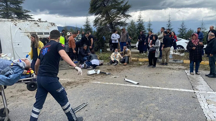 Yolcu otobüsü devrildi: Çok sayıda yaralı var