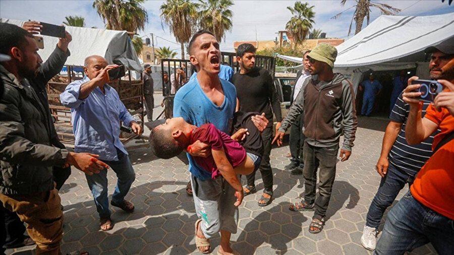 Katil İsrail'in Gazze'ye düzenlediği saldırılarda 15 Filistinli hayatını kaybetti