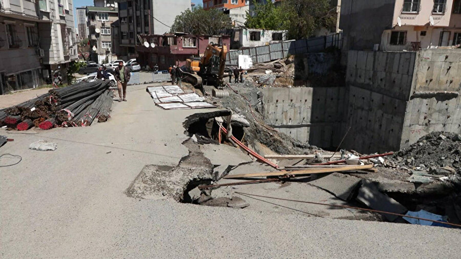 İstanbul'da bir yol çökmesi daha: İki bina tahliye edildi