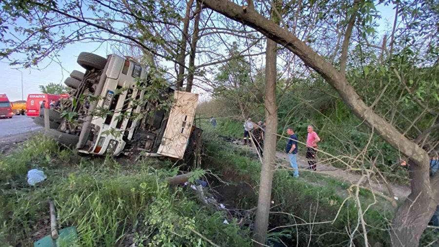 Çan’da kömür yüklü kamyon devrildi, sürücü yaralandı