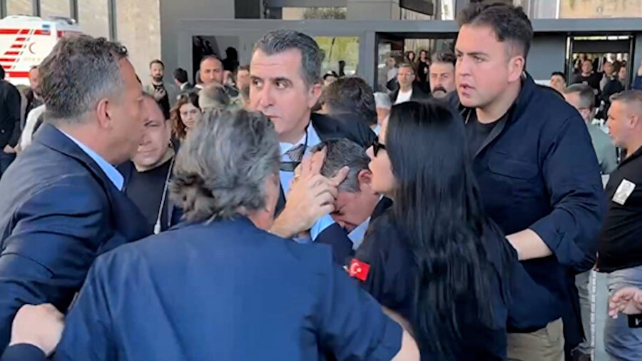 Özgür Özel'e AKM çıkışında yumruklu saldırı