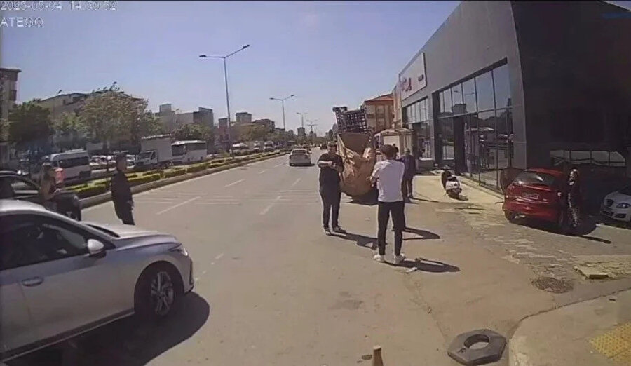 Ataşehir'de feci kaza: Kadın metrelerce savruldu