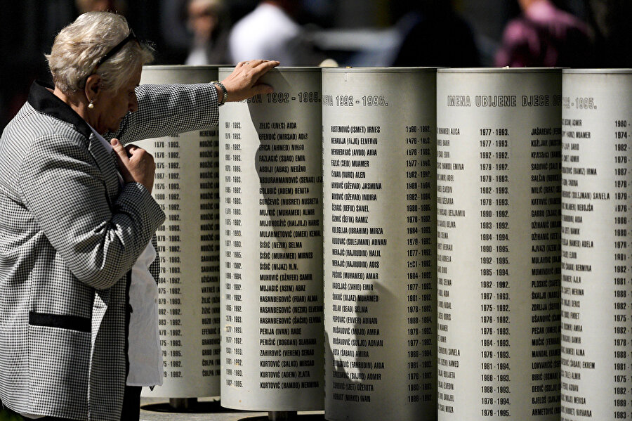 Bosna Hersek'teki savaşta başkent Saraybosna'da öldürülen 1601 çocuk için anma töreni düzenlendi.