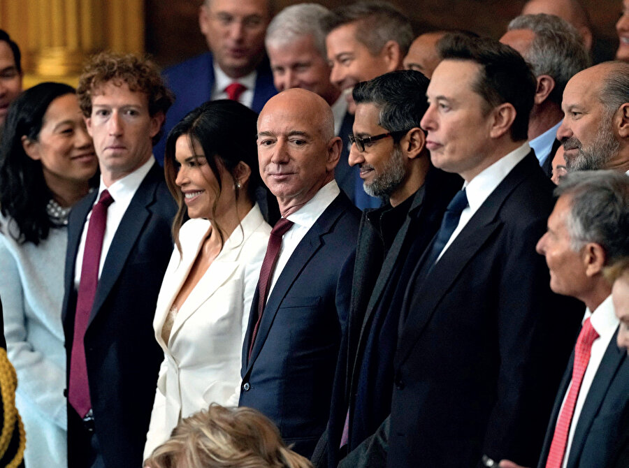 20 Ocak günü yapılan ABD başkanlık yemin töreninde yine dikkati çeken bir fotoğraf vardı. ABD’de teknoloji dünyasının beş atlısı Google, Amazon, Microsoft, Apple ve SpaceX/Tesla gibi şirketlerin kurucuları ve sahipleri aynı sırada yanyana Trump’ın yemin törenine katıldı. 