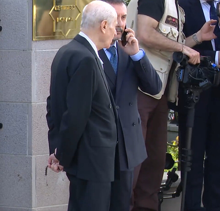 Devlet Bahçeli, Cumhurbaşkanı Erdoğan'ı konutunda tespih çekerek bekledi: İşte o anlar