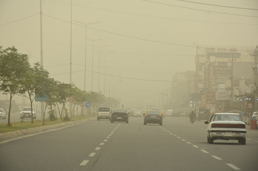 Kerkük'te yoğun kum fırtınası nedeniyle 94 kişi boğulma tehlikesi geçirdi.