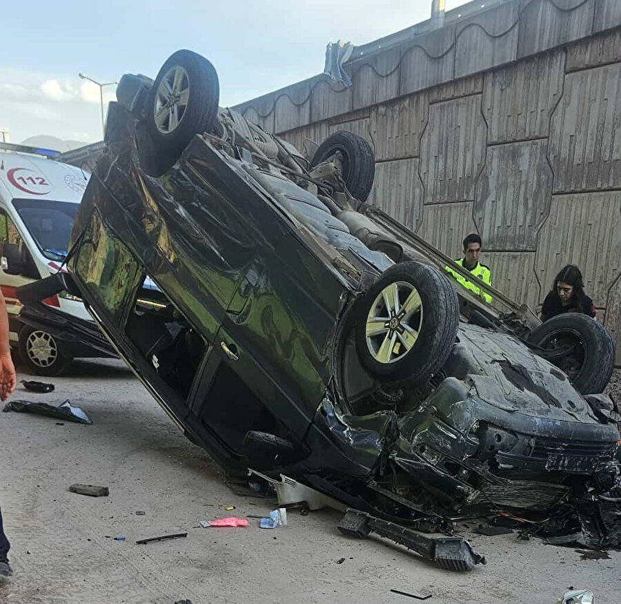 Hafif ticari araç 5 metre yükseklikten uçarak ters döndü: 2 yaralı