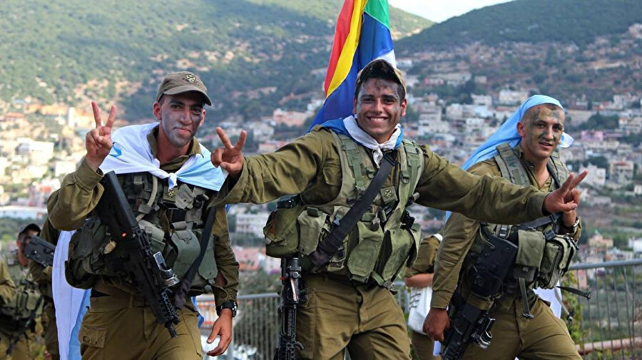 Devletine oldukça bağlı olan İsrail Dürzîleri, diğer ülkelerde yaşayan Dürzî topluluğun aksine muhalif bir tutum içerisinde değildir.