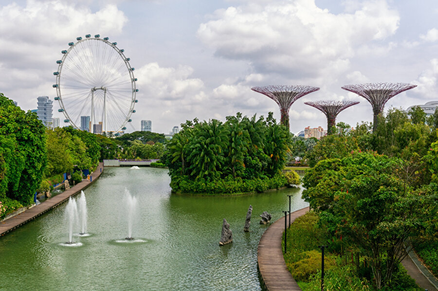 Ülkenin %47'si, doğal olarak oluşmamış, insan eliyle oluşturulmuş yeşilliklerle kaplı. 
