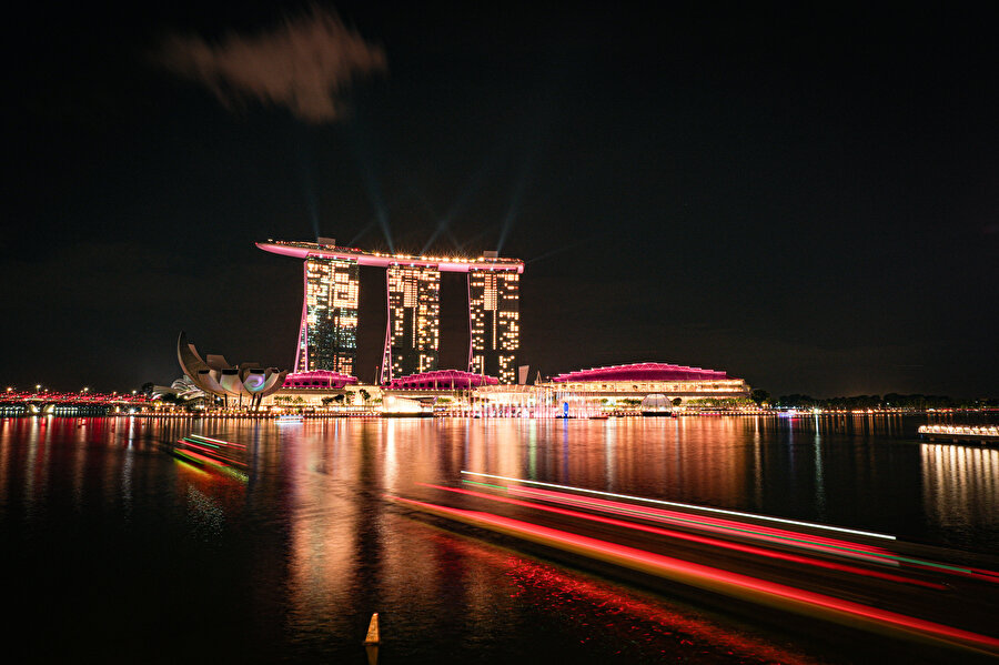 2015 yılında OECD tarafından “Dünyanın En İyi Eğitim Sistemi” olarak seçilen Singapur'un eğitim sistemi, ülkenin en değerli kaynağının insan gücü olduğu anlayışıyla şekillendirilmiş.