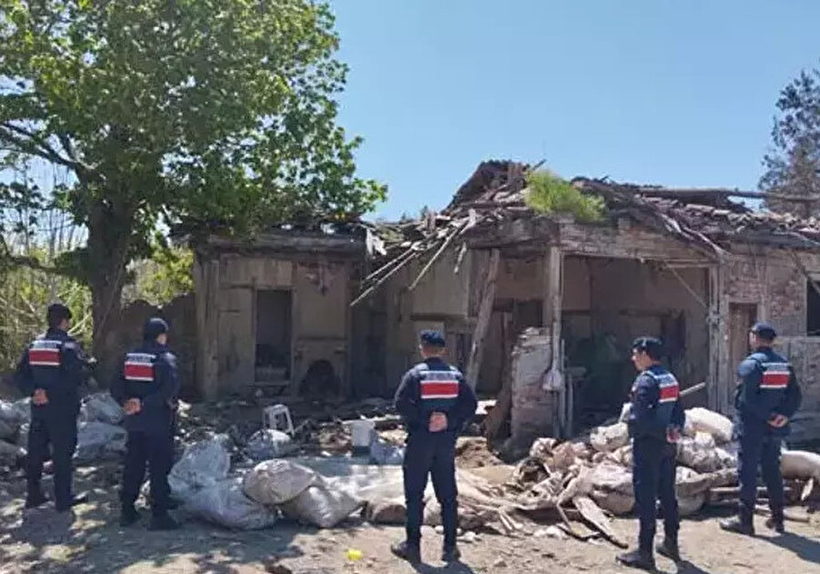 Eski evin bahçesini kazınca ortaya çıktı: Jandarma başında nöbette