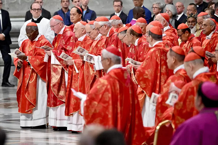 Vatikan'da yeni papa ilk turda seçilemedi