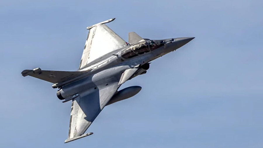 Pakistan güvenlik kaynakları: Hindistan'a ait 5 savaş uçağı düşürüldü