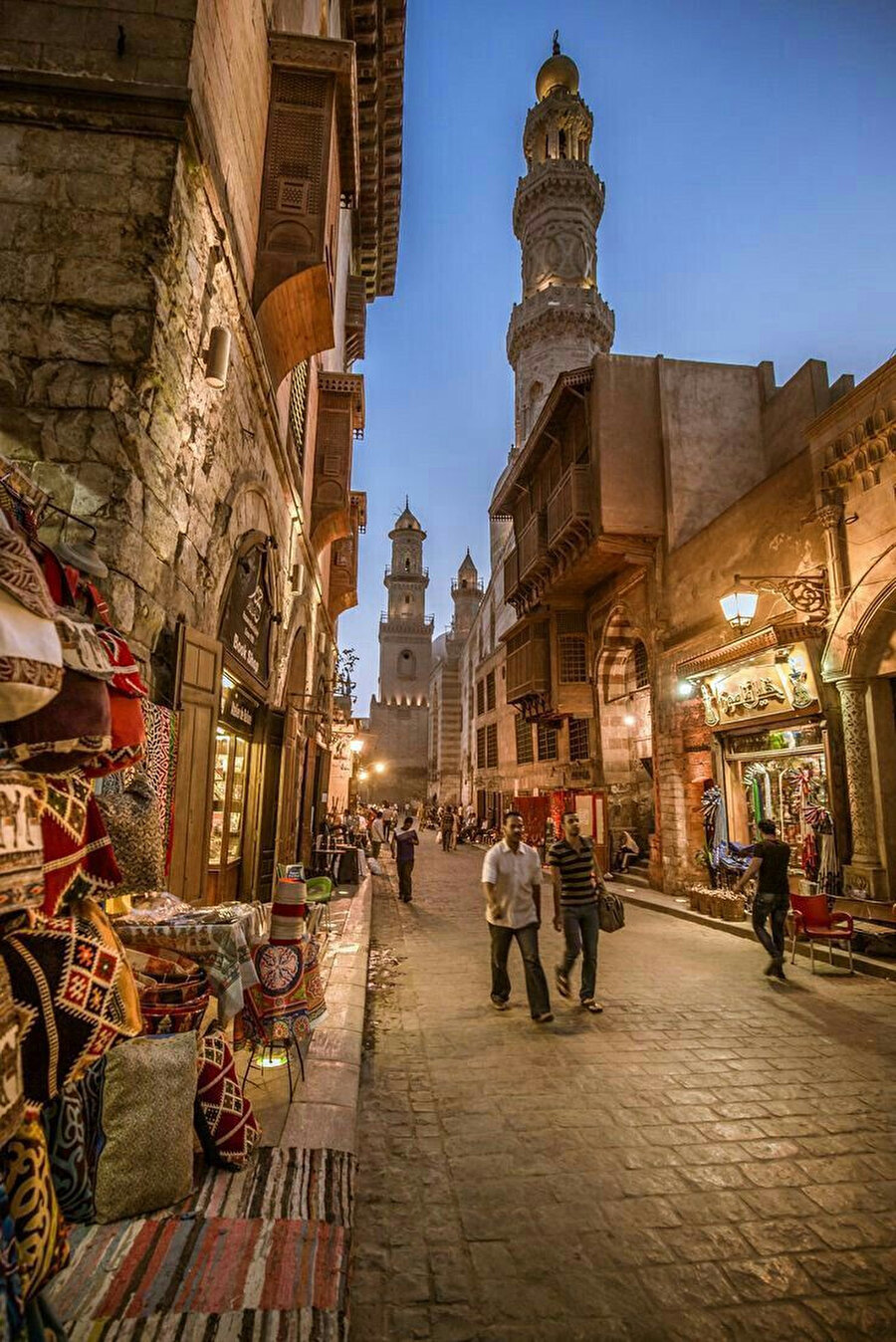 Eski Kahire'nin merkezindeki Muizz Caddesi, bir açık hava müzesi gibidir.