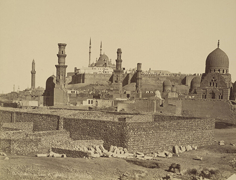 Kahire'nin tarihî silueti, çok sayıda imparatorluğun eserlerinin birbirine karışması sonucu oluşmuştur.