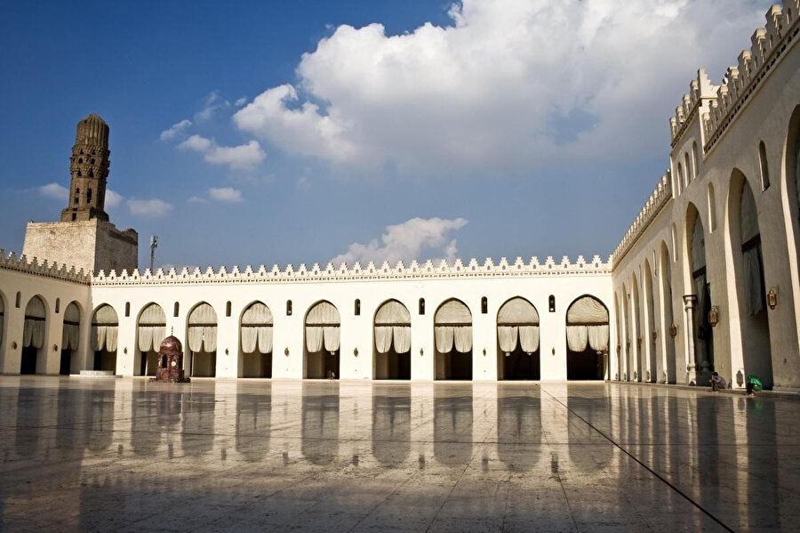 Muizz Caddesi'nin Bâbu'l-Fütûh'a bağlandığı noktada yer alan El Hâkim Biemrillâh Camii.