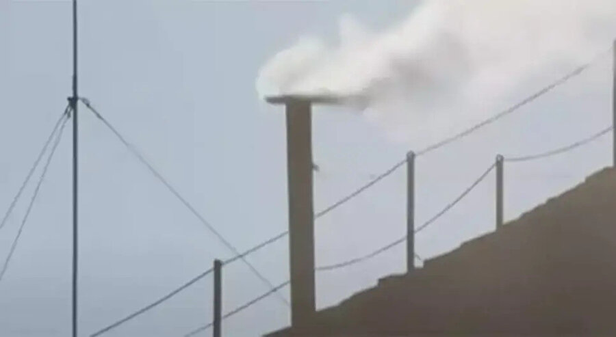 Vatikan'da beyaz duman: Papa seçildi