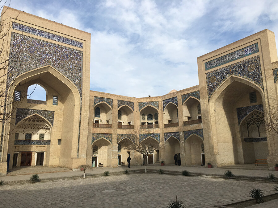Buhara'nın önemli yapılarından Mir Arab Medresesi'nin iç avlusundan bir görüntü.