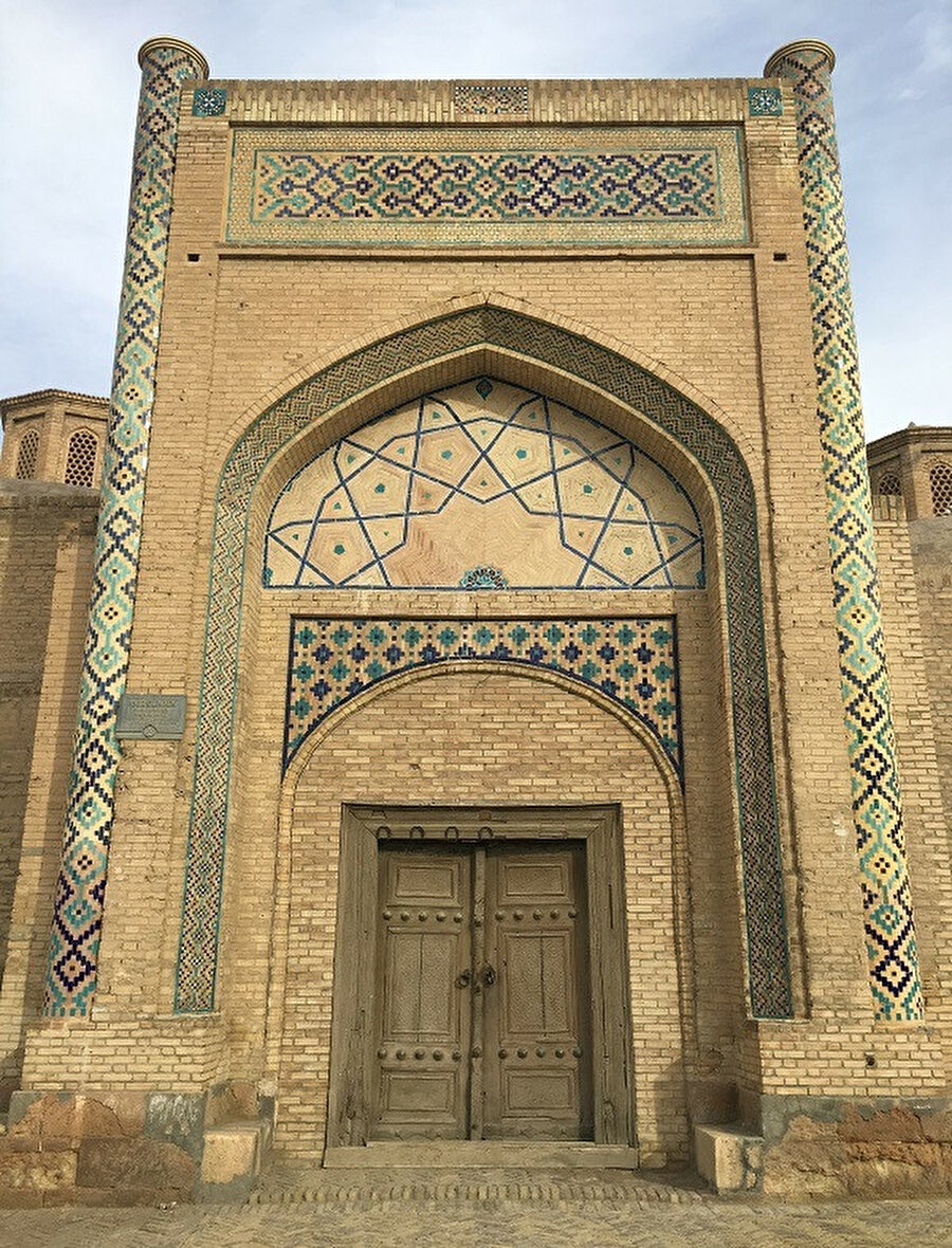 Emir Âlimhan Medresesi taç kapısı ve girişi.