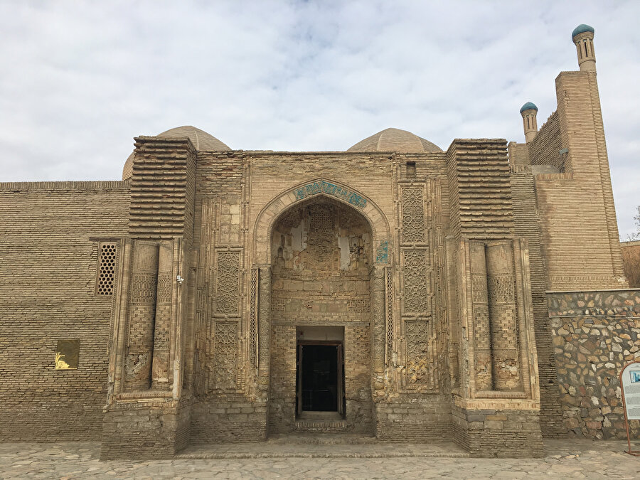 Kumlar altında kaldığı için Moğol yıkımından kurtulan Magak Attari Camii.