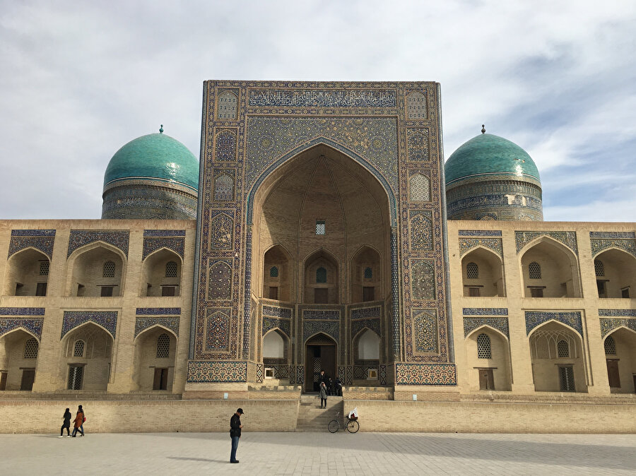 Mir Arab Medresesi, ana kapı.