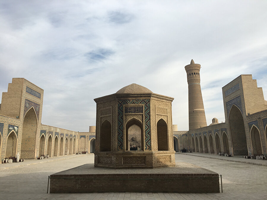 İmam Buharî'nin ders okuttuğu Kalan Camii'nin iç avlusundan bir görünüm.