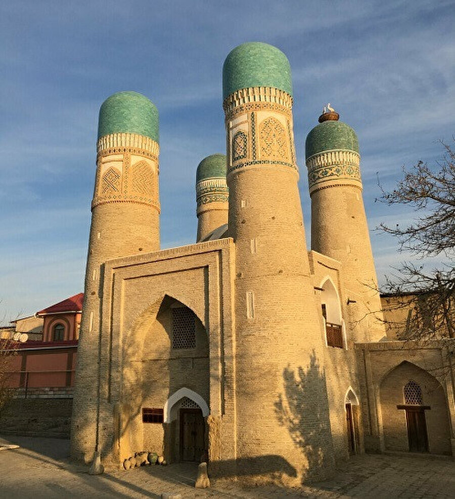 Buhara'nın simgelerinden Çar Minar.