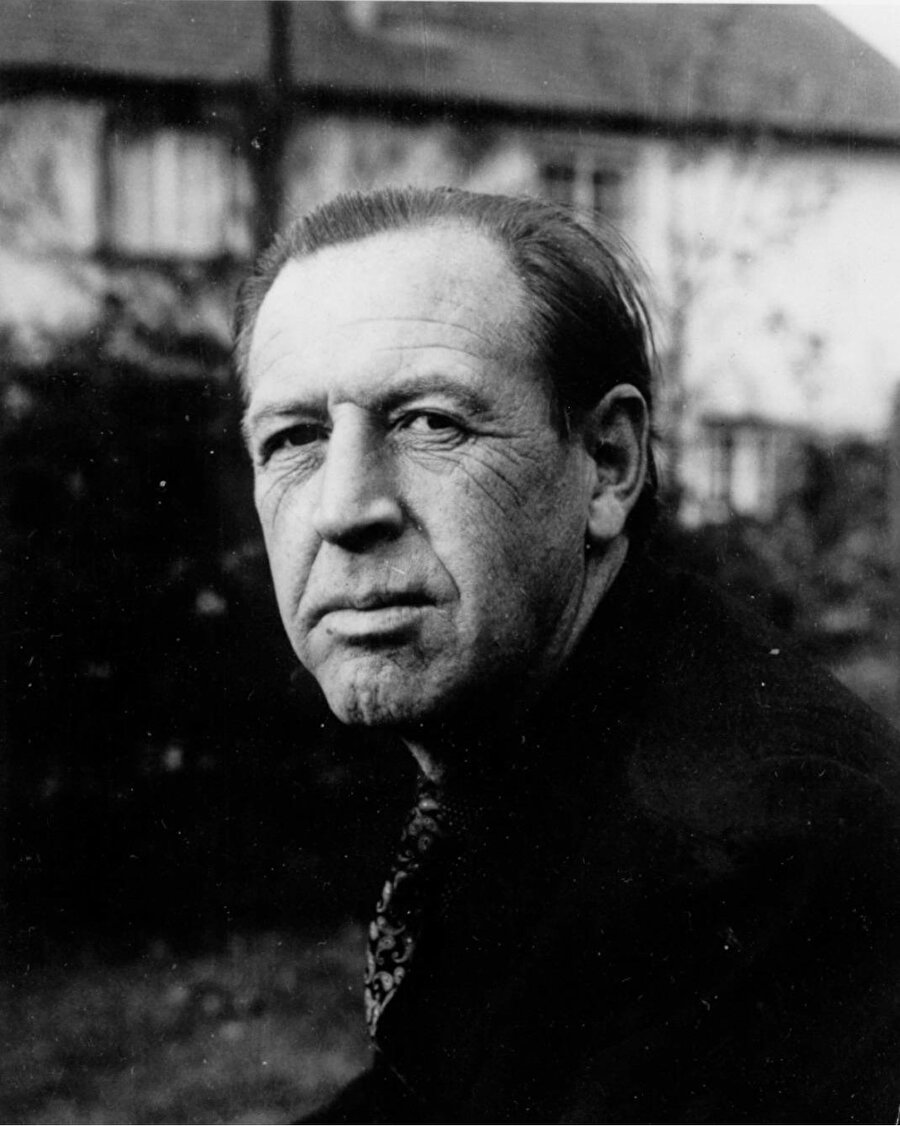 Raymond Williams.
