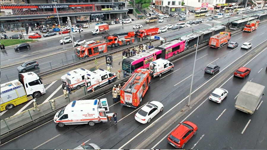 Beylikdüzü'nde iki metrobüs çarpıştı: 1 ölü