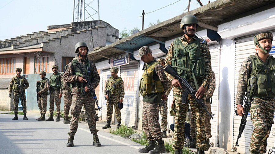 Hindistan, Pakistan'ı ateşkes ihlaliyle suçladı