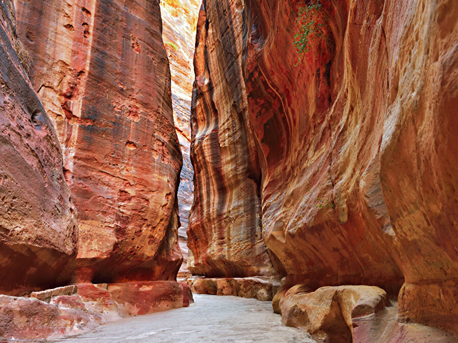 Petra’da her bir yapı, Nabataeanların mühendislik ve estetik anlayışının birer şahidi gibi yükseliyor.