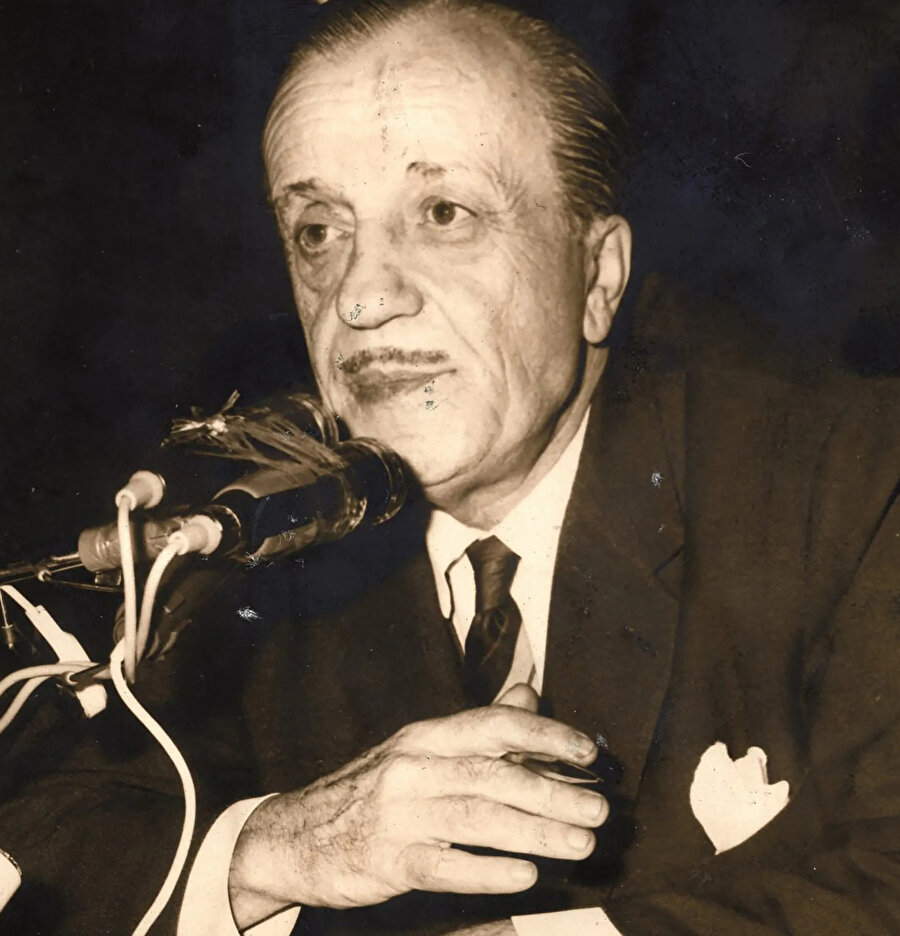 Kaybettiği âlemi/Arıyor deryalarda. Bu mısraları yazdığında henüz 1931 yılındadır Necip Fazıl.
