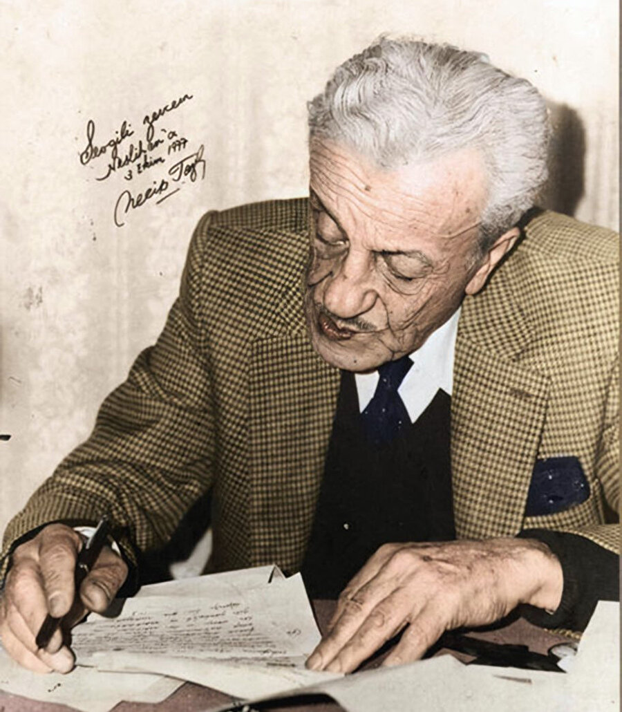 İki arada bir Necip Fazıl.