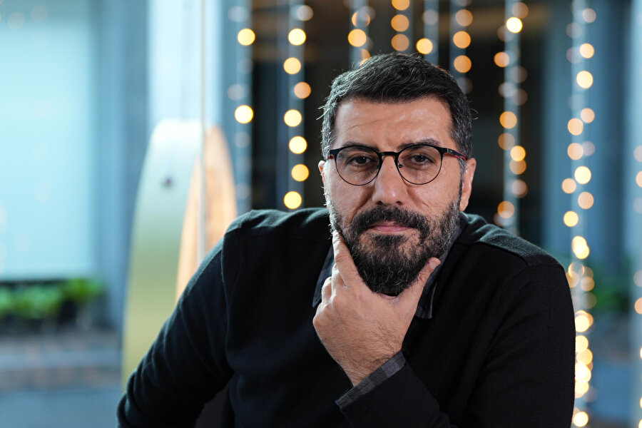Sadece hayatlar, etkinlikler, ilişkiler değil sıradan insanların duyguları da hibritleşiyor.