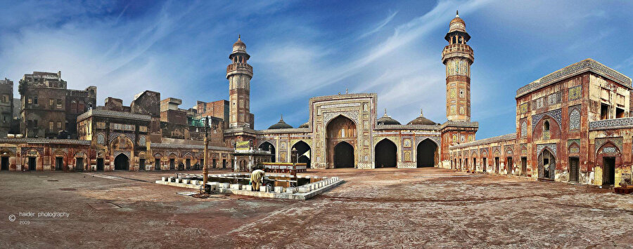 Geniş ve ferah avlusu, camiye bambaşka bir hava katmaktadır.