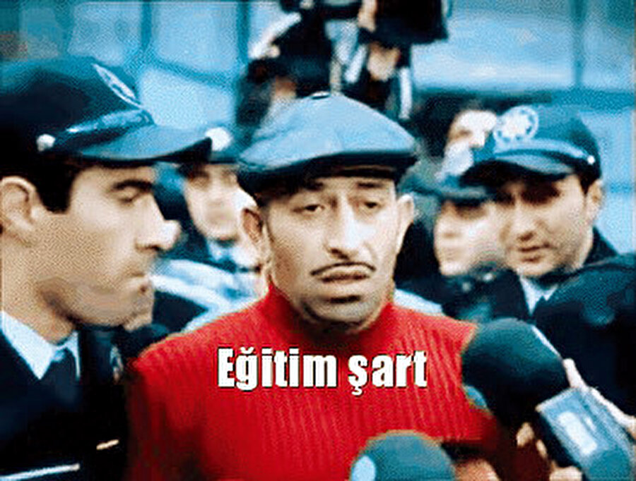 Cem Yılmaz’ın oynadığı reklam filminde sahte parçalar yapan eleman, polise yakalandıktan sonra gazetecilerin sorularına “eğitim şart” diye cevap veriyordu. Bu cümle zamanla hiç bitmeyen bir “zorunlu” eğitimin de sloganı oldu.
