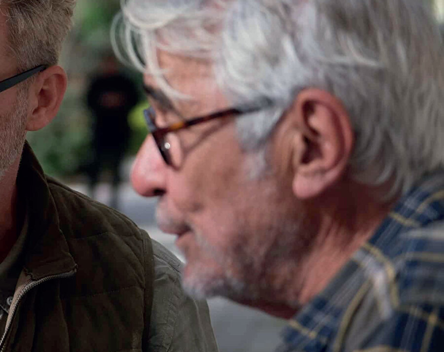 Cihangir Cumhuriyeti, ideolojisini kaybetmiş bir kuşağın, arka planda hâlâ çatırdayan kimlik kalıntılarını kahkahalarla maskelediği bir anlatı.