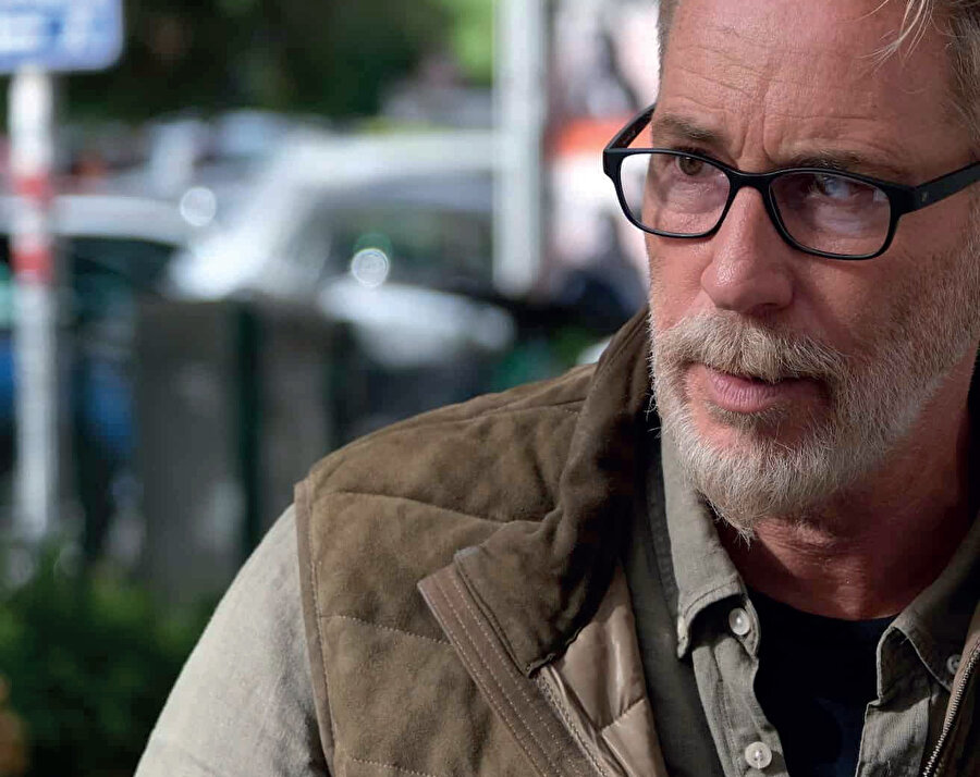 Cihangir Cumhuriyeti’nde ironiyle maskelenen sınıf çöküşü anlatılıyor