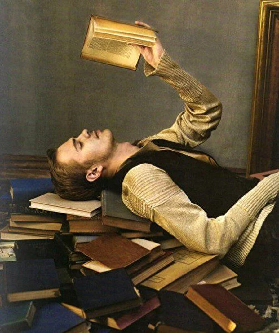 Nitelikli edebiyat eserlerinin çok okunması dünyada yaşanabilecek en güzel olaylardan birisi. Kitap hem çok iyi hem çok okunuyor, daha ne olsun. Mesela Puslu Kıtalar Atlası, Kürk Mantolu Madonna, Peyami Safa’nın Yalnızız romanı çok okunuyorlar ve çok iyiler.