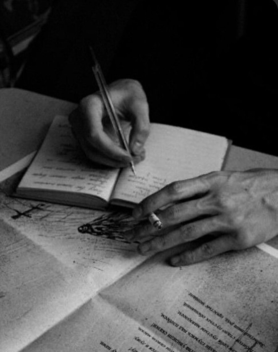 Kötü bir metni siz ne kadar iteklerseniz itekleyin, ne kadar PR yaparsanız yapın okur o metninin fanusuyla empati kuramıyorsa, sanatçı ve okur uyumu bir arada değilse eserin sürdürülebilirlik şansı yok. Kitap kısa dönem içerisinde okunur veya izlenir sonrasında klasikleşmez, kültleşmez