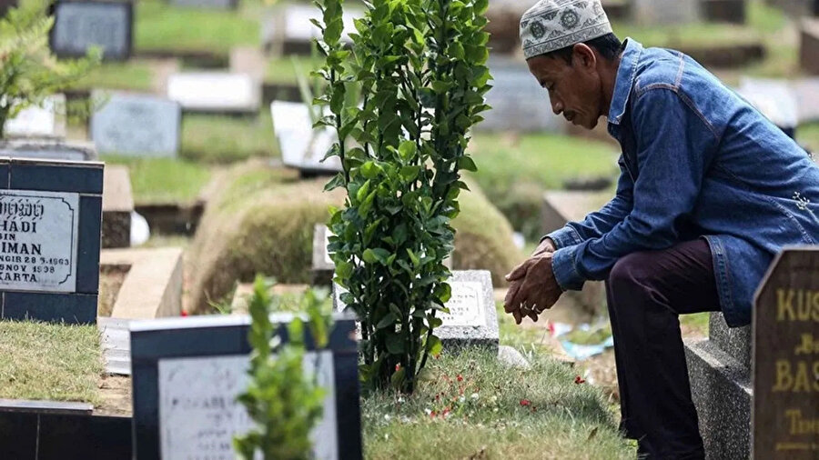 Japonya’da defin işlemleri genellikle kremasyon üzerine kurulu olduğu için, toprağa gömme işlemi kültürel bir bariyer olarak görülüyor. Bu durum, Müslümanların dinî inançlarını yerine getirmelerini zorlaştırırken, aynı zamanda toplumsal uyum açısından da bir sorun teşkil ediyor.