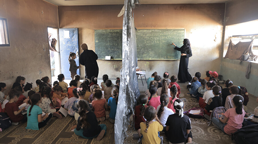 Gazzeli öğrenciler, barınma merkezlerine dönüştürülen okullarda eğitim görüyor