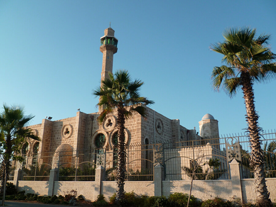 1948'de İsrail'in kuruluşuyla etrafındaki Müslüman mahallesi tamamen yıkıldığı için bakımsız kalan Hasan Bey Camii, uyuşturucu bağımlılarının uğrak yeri olmasının yanı sıra ahır ve hayvan barınağına çevrilmişti.